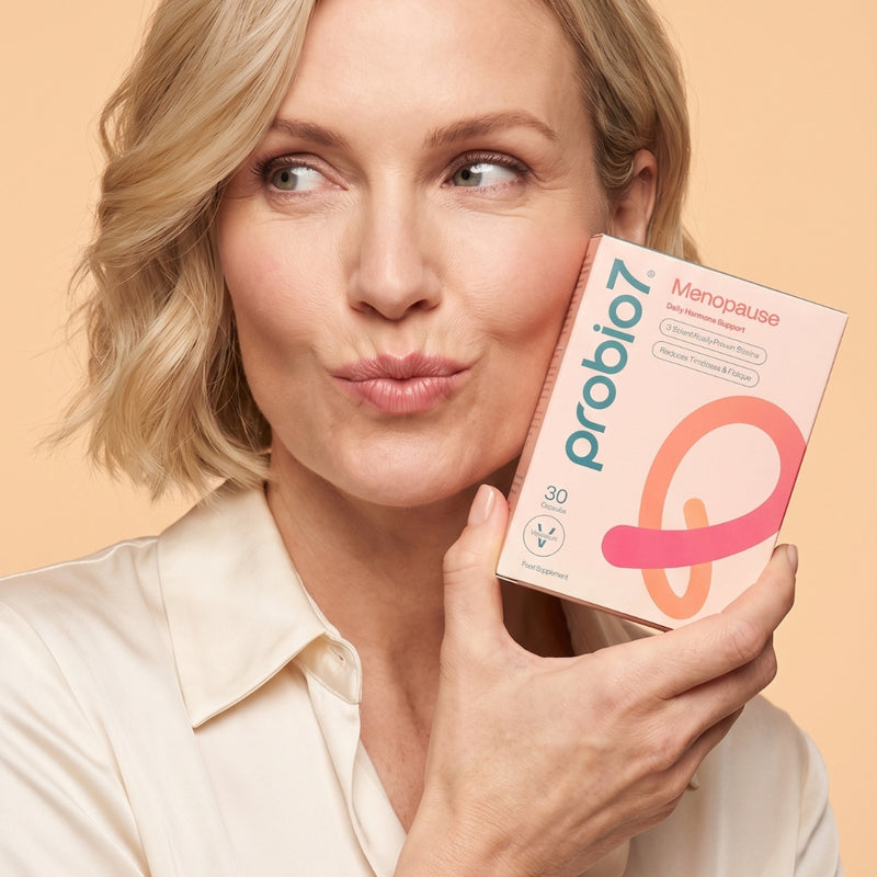 Γυναίκα στα 50 κρατά το Probio7 Menopause με αυτοπεποίθηση