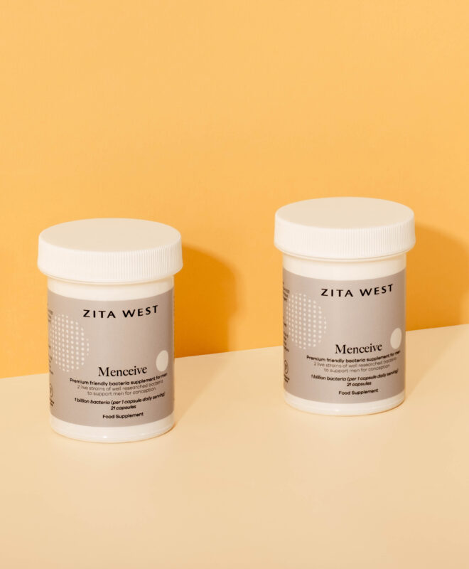 Δύο βαζάκια Menceive σε minimal μπεζ-κίτρινο φόντο, με καθαρή και σύγχρονη αισθητική.